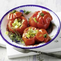 Ofentomaten mit Tofu und Zwiebeln Ofentomaten mit Tofu und Zwiebeln
