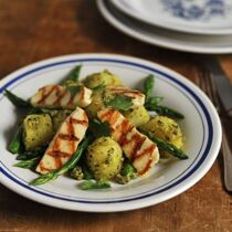 Mediterraner Gemüseteller mit Koriander-Pesto und Halloumi Mediterraner Gemüseteller mit Koriander-Pesto und Halloumi