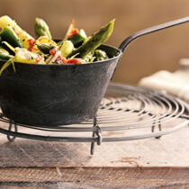 Grüner Spargel mit getrockneten Tomaten