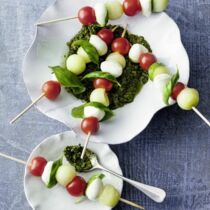 Fruchtige Mozzarellaspieße mit Walnusspesto