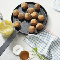 Tofubällchen mit Mandelmus-Dip Tofubällchen mit Mandelmus-Dip