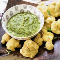 Frittierter Blumenkohl mit grüner Sauce