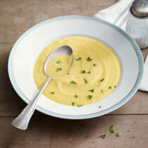 Selleriecremesuppe mit Äpfeln und Salbei