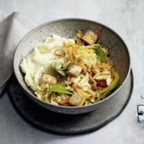 Spitzkohlpfanne mit Tofu und Kartoffel-Kokos-Püree Spitzkohlpfanne mit Tofu und Kartoffel-Kokos-Püree
