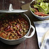 Chili con Carne mit Avocado-Gurken-Salat