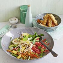 Asia-Salat mit Tofu-Sesam-Sticks