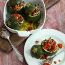 Gefüllte Tempeh-Kräuter-Zucchini