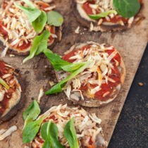 Teff-Minipizzen mit Petersilienwurzel und Postelein