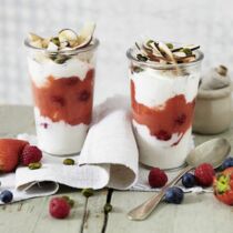 Kokosjoghurt mit Beeren und Kokoschips