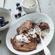 Carob-Pancakes mit Heidelbeeren