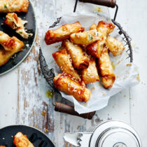 Yufkaröllchen mit Shrimps und zitronigem Bohnenmus Yufkaröllchen mit Shrimps und zitronigem Bohnenmus