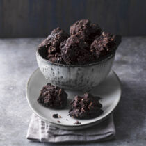 Chocolate-Cookies mit Macadamias und Ahornsirup