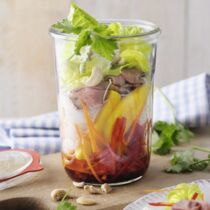 Thai-Salat mit Mango und Roastbeef