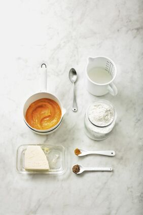 Die Milch lauwarm erhitzen. Hefe und 1 TL Zucker unterrühren, an einem warmen Ort ca. 15 Min. zugedeckt gehen lassen. Inzwischen Mehl, ½ TL Salz und den übrigen Zucker mischen. Kürbispüree erwärmen und die Butter darin schmelzen. Kurkuma und Zimt unterrühren, lauwarm abkühlen lassen. Schritt 1