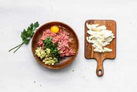 Zucchini-Schiffchen mit Hackfüllung Zucchini-Schiffchen mit Hackfüllung