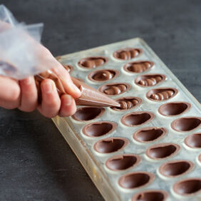 Gefüllte Ostereier mit Rum-Ganache Gefüllte Ostereier mit Rum-Ganache