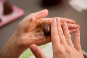 Trüffel selber machen Trüffel formen Trüffel selber machen Trüffel formen