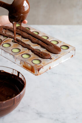 Gefüllte Pralinen selber machen Hohlkörper füllen und verschließen Schritt 2 Gefüllte Pralinen selber machen Hohlkörper füllen und verschließen Schritt 2