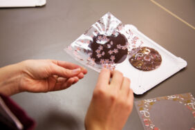 Schokolollies selber machen Farbfolien abziehen Schokolollies selber machen Farbfolien abziehen