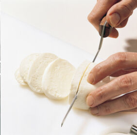 Schnitzel Tomate Mozzarella Mozzarella schneiden Schnitzel Tomate Mozzarella Mozzarella schneiden