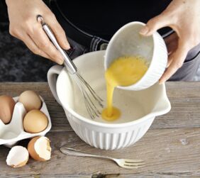 Zubereitung Pfannkuchen - Eier unterrühren