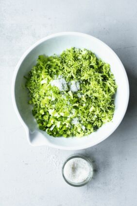 Brokkoli-Bratlinge mit Salat Brokkoli-Bratlinge mit Salat