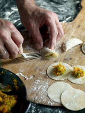 Ravioli selber machen Teigränder verschließen Ravioli selber machen Teigränder verschließen