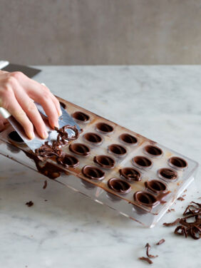 Gefüllte Pralinen selber machen Hohlkörper gießen Schritt 3 Gefüllte Pralinen selber machen Hohlkörper gießen Schritt 3