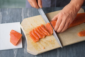 Sushi selber essen Nigiri Fisch in Scheiben schneiden