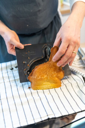 Eierlikörhase-aus-Form-lösen Eierlikörhase-aus-Form-lösen