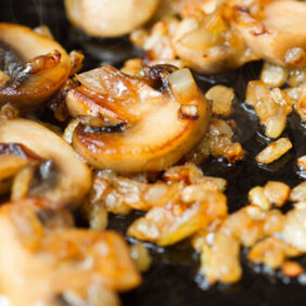 Zwiebeln und Champignon-Scheiben anbraten - Zürcher Geschnetzeltes Zürcher Geschnetzeltes