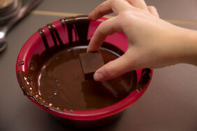 Schnittpralinen selber machen Füllung in Schokolade tauchen