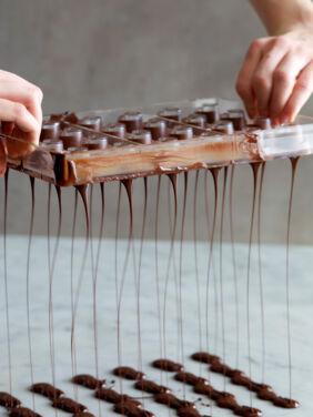 Gefüllte Pralinen selber machen Hohlkörper gießen Schritt 2 Gefüllte Pralinen selber machen Hohlkörper gießen Schritt 2