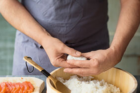 Sushi selber essen Nigiri Reis zu Bällchen formen