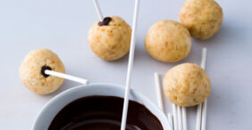 Cake Pops selber machen Tipps Stielende in Kuvertüre tauchen Cake Pops selber machen Tipps Stielende in Kuvertüre tauchen