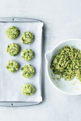 Brokkoli-Bratlinge mit Salat Rezept | Küchengötter