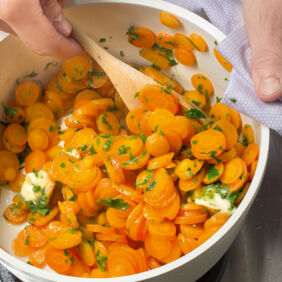 Gedünstete Möhren mit Petersilie Gedünstete Möhren mit Petersilie