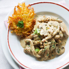 Klassisches Zürcher Geschnetzeltes serviert mit Rösti Zürcher Geschnetzeltes