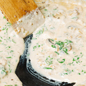 Sauce unter Rühren einkochen - Zürcher Geschnetzeltes Zürcher Geschnetzeltes