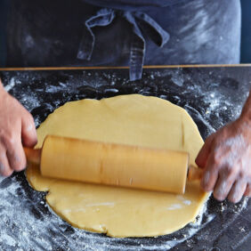 Mürbeteig zubereiten - Step 7: Teig ausrollen. Mürbeteig ausrollen