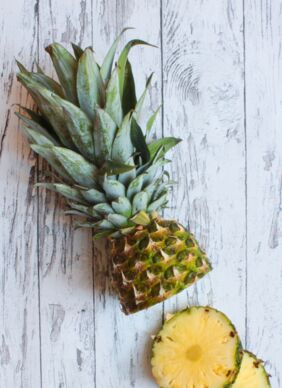 Angeschnittene Ananas Angeschnittene Ananas