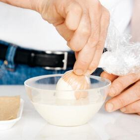 Süsse Eier mit Eierlikör-Sahne und Mangopüree Süsse Eier mit Eierlikör-Sahne und Mangopüree