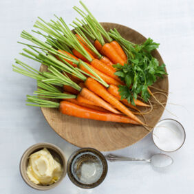 Gedünstete Möhren mit Petersilie Gedünstete Möhren mit Petersilie