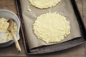 Blumenkohlpizza mit Spinat und Ricotta Blumenkohlpizza mit Spinat und Ricotta