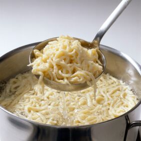 Spätzle mit der Kelle aus dem Wasser nehmen Spätzle kochen