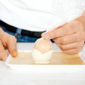 Süsse Eier mit Eierlikör-Sahne und Mangopüree Süsse Eier mit Eierlikör-Sahne und Mangopüree