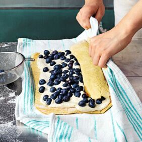 Biskuitrolle mit Blaubeercreme Biskuitrolle mit Blaubeercreme