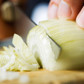 Zwiebeln fein schneiden - Zürcher Geschnetzeltes Zürcher Geschnetzeltes