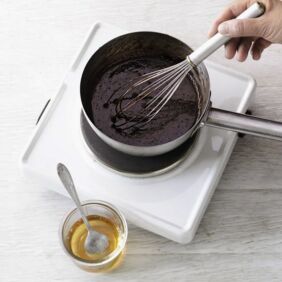 Bananeneis mit Keksteig und Schokosauce Bananeneis mit Keksteig und Schokosauce