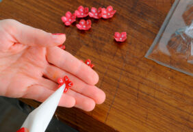 Blüten aus Fondant herstellen Kuchen Unterseite Rezepte Blüten-5